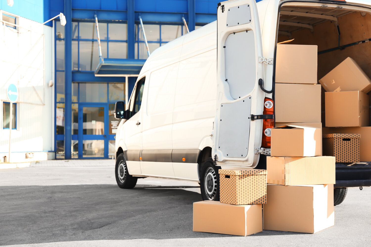 Open,Car,Trunk,With,Moving,Boxes,Outdoors
